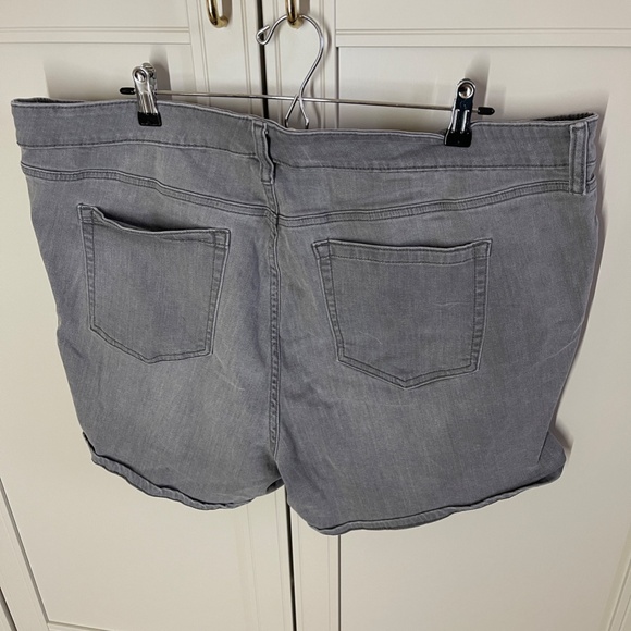 Grey Torrid Jean Shorts Size 22 - Picture 2 of 3